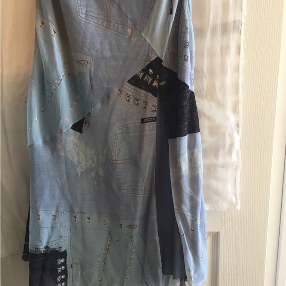 Designer fashion.See all details:poshmark.ca/closet/webzy. Unique and el… - Picture 4 of 15